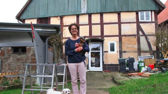 Susanne Horst k&ouml;nnte so gl&uuml;cklich sein in ihrem kleinen H&auml;uschen mit angeschlossenem Hundesalon, wenn der Denkmalschutz nicht w&auml;re. - &copy; Vera Gerstendorf-Welle