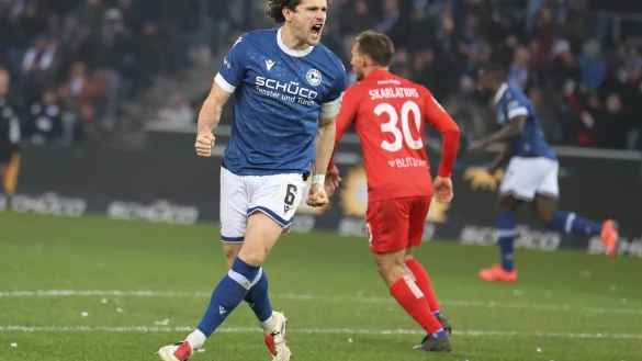 Beim 3:3 im Hinspiel mussten Kapitän Mael Corboz und die Arminia mehrfach einem Rückstand hinterherlaufen. Inzwischen sei man stabiler, versichert Coach Kniat. - © Oliver Krato
