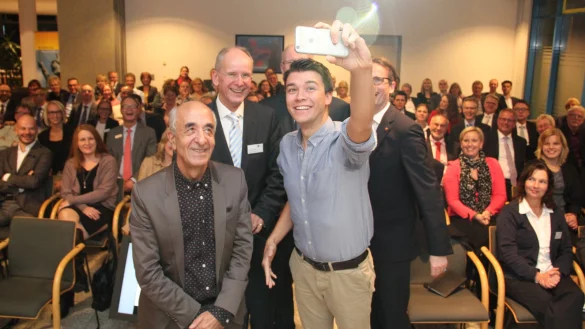 Selfie zum Schluss: Prof. Dr. Thomas Ziehe (von links) und der junge Digitale Philipp Riederle haben beim "Forum Lippe"-Event für mehr gegenseitiges Verständnis geworben. Im Hintergrund sind von links Andreas Uhlitz ("Forum Lippe"-Geschäftsführer), Moderator und LZ-Geschäftsführer Ralf Freitag und Dr. Stefan Everding (Vorstandsmitglied Lippische Landesbrandversicherung) zu sehen. - © Seda Hagemann