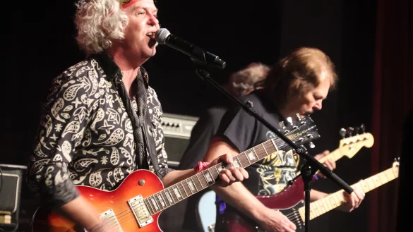 Jay Spargo ist in die Fu&szlig;stapfen von Marc Bolan, dem Gr&uuml;nder der britischen Band T.Rex getreten. Die Hits der Glamrock-Band wirken nach wie vor. Foto: Knut Dinter - &copy; Knut Dinter