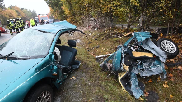 Frontalzusammenstoß: Der Mazda der 20-Jährigen wurde bei der Kollision in zwei Teile gerissen. - © Marc Köppelmann