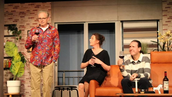 Pierre (Frank Wiemann, links) und Clotilde (Kathrin Wolters) haben Antoine (Stephan Gottwald) eingeladen, um f&uuml;r ihn ein Abschiedsdinner zu geben. - &copy; Lorraine Brinkmann