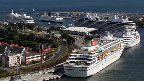 Kreuzfahrtschiffe - &copy; Foto: Bernd W&uuml;stneck/dpa-Zentralbild