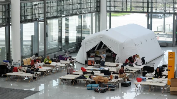 &Uuml;bernachtung am Flughafen - &copy; Foto: Tobias Hase/dpa