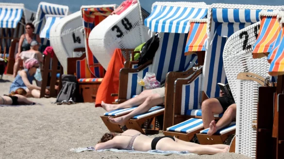 Urlauber an der Ostsee - &copy; Foto: Bernd W&uuml;stneck/dpa-Zentralbild/dpa