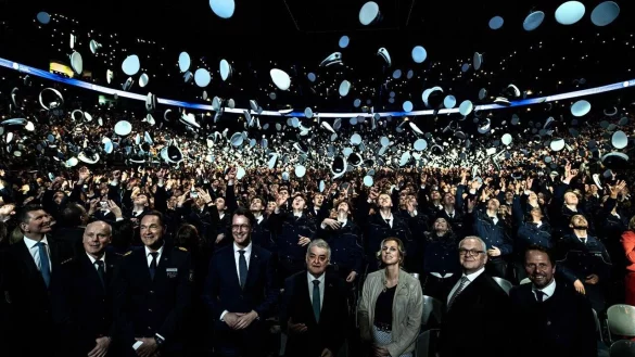 In NRW wurden im Fr&uuml;hjahr 3.000 Kommissaranw&auml;rter feierlich vereidigt. Mittendrin: Ministerpr&auml;sident W&uuml;st und Innenminister Reul. - &copy; IM NRW (2024)