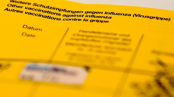 Vorsicht bei Impfpass-Fotos im Internet - &copy; Foto: Jens Kalaene/zb/dpa/Archivbild