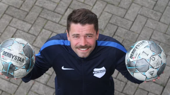 Mit zwei Fu&szlig;b&auml;llen stellt sich Marco J&ouml;stingmeier-Polvora zum Foto auf. - &copy; Sebastian Lucas