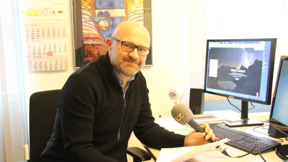 Sven Koch liest den LZ-Krimi. - © Alexandra Schaller