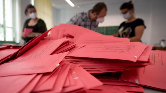F&uuml;r die Durchf&uuml;hrung der Bundestagswahl sind Wahlhelfer unverzichtbar, weshalb sie in der Corona-Impfverordnung als priorisiert eingestuft werden. - &copy; Hendrik Schmidt/dpa-Zentralbild/dpa