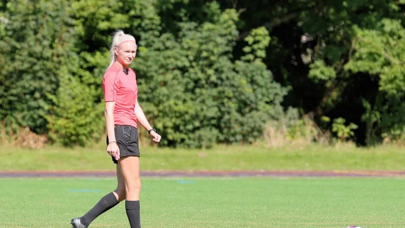 Lisa Glowatzki vom TuS W&ouml;bbel ist seit zehn Jahren Schiedsrichterin, sieben davon in der Bezirksliga. - &copy; Rolf Gehrke