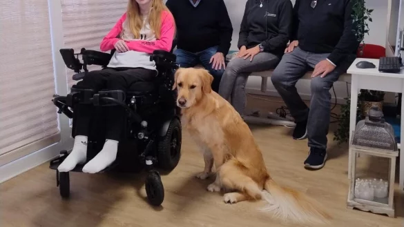 Jana Schrautemeier und ihr Assistenzhund Lio freuen sich &uuml;ber die Spende vom Verein H&ouml;velstein. Hermann Josef H&uuml;ser und Reinhard Berenbrinker (H&ouml;velstein) sowie ihre Physiotherapeutin Sabrina Sens haben sie in ihrer Wohnung in Bielefeld besucht. - &copy; H&ouml;velstein