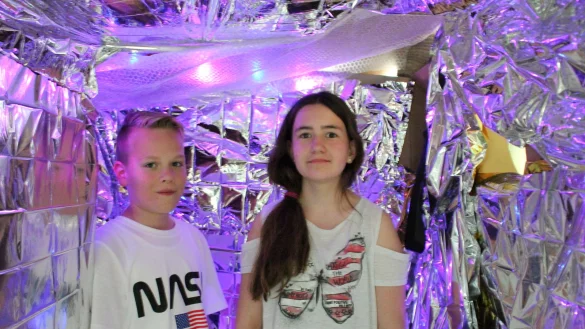 Im Raumschiff: Die Viertklässler Lasse Hagensieker (10) und Celina Düben präsentieren stolz ihr begehbares Raumschiff. Die vielen verbauten Materialen sorgen für den Weltraum-Touch - © Karolina Schmidt