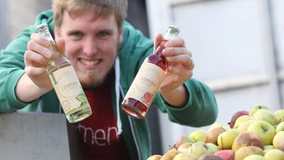 Gr&uuml;nder Janosch Kriesten aus Detmold stellt sein Produkt Limoment vor. - &copy; Archiv: Tilo Sommer
