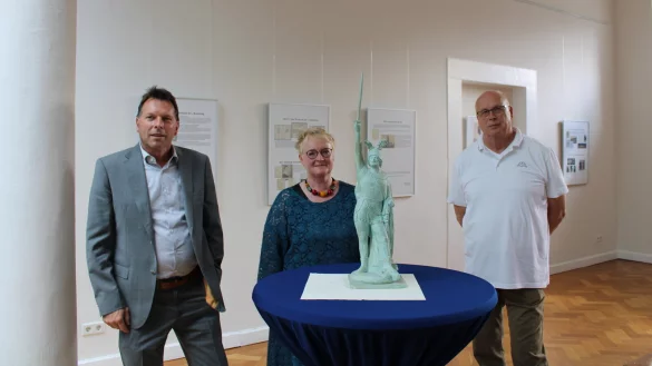 B&uuml;rgermeister Frank Hilker (von links), Cornelia M&uuml;ller-Hisje und Carl-Heinz Helwig er&ouml;ffnen die Ausstellung &bdquo;150 Jahre Ehrenb&uuml;rgerschaft Ernst von Bandel". - &copy; Philipp Kersten