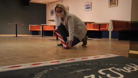 Constanze Hey klebt im Tanztreff an der Herforder Stra&szlig;e die Fl&auml;chen ab. So k&ouml;nnten T&auml;nzer mit geb&uuml;hrend Abstand voneinander unterrichtet werden. - &copy; Katrin Kantelberg