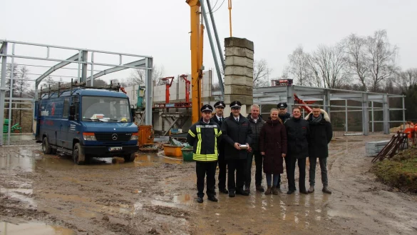 Marcus Herzog (Löschgruppenführer Laßbruch, von links), Thorsten Bünte (stellvertretender Löschgruppenführer Almena), André Nolting (Löschgruppenführer Almena), Bürgermeister Frank Meier, Katharina Rügge (Bauplanungs- und Ingenieurbüro Lutz Brakemeier), Christian Klemme (stellvertretender Löschgruppenführer Laßbruch), Robin Brand (Leiter Freiwillige Feuerwehr Extertal) und Marvin Rösch (Gemeinde Extertal) schauen sich bei der Grundsteinlegung den Baufortschritt an. - © Lorraine Brinkmann