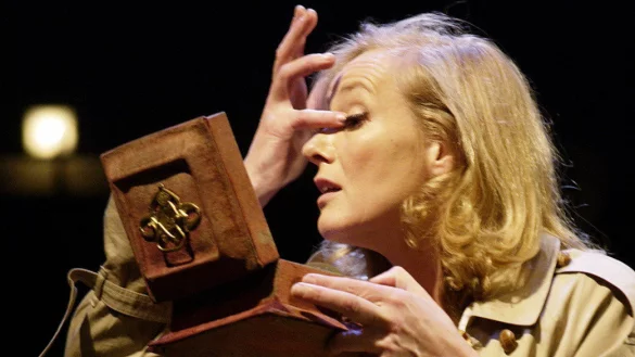 SO ODER SO IST DAS LEBEN &ndash; Hildegard Knef von und mit Gilla Cremer Regie Hartmut Uhlemann Klavier Gerd Bellmann. - &copy; Arno Declair