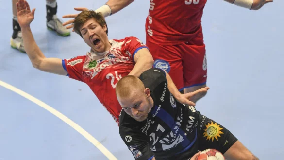 Lemgos Lukas Zerbe fliegt gegen Sebastian Damm vom Bergischen HC ins Leere. - &copy; afi-fotodesign WUPPERTAL