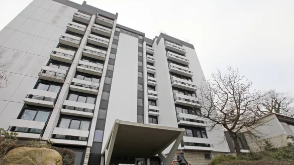 Klassischer Bau: Das Hochhaus dominiert das Umfeld der Rosen- und Willi-Hofmann-Straße und ist mit vielen zeittypischen Elementen sowie einer nach dem Goldenen Schnitt konzipierten Fassadengestaltung versehen. - © Vera Gerstendorf-Welle