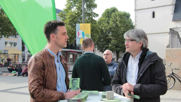 Robin Wagener und Sven Giegold im Gespr&auml;ch auf dem Detmolder Marktplatz. - &copy; Karolina Schmidt