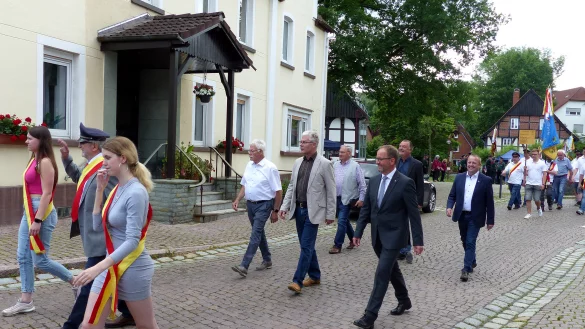 Die Honoratioren w&uuml;rdigen den Zieglerverein Hohenhausen mit der Teilnahme am Rundmarsch. - &copy; Rudi Rudolph