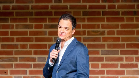 Ausdrucksstark: Stephan Bauer bei seinem Auftritt im Ziegeleimuseum Lage. - &copy; Raphael Bartling