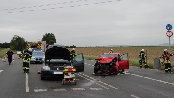 Am Freitagmorgen hat es auf der Ostwestfalenstraße in Bad Salzuflen/Abzweig Retzen einen Unfall mit drei Verletzten gegeben. - © Katrin Kantelberg