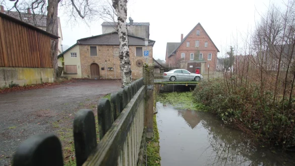 Streitobjekte: das Breitkopf-Haus in Langenholzhausen rechts neben den Resten der denkmalgeschützten Wassermühle. - © Jens Rademacher
