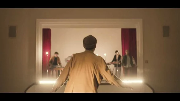 Im neuen Video zu "Lass tanzen!" von Hans im Gl&uuml;ck spielt nicht nur die Detmolder Band selbst mit, auch etliche Fans zeigen ihr Talent auf der Tanzfl&auml;che. - &copy; Hans im Gl&uuml;ck