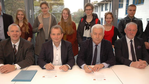 B&uuml;rgermeister Stefan Rother, Dr. Peter Pahmeyer, Wieslaw Owczarzak und der polnische Landrat Julian Hermaszczuk&nbsp;(von links) bei der Vertragsunterzeichnung im neuen Lehrerzimmer des Gymnasiums Horn-Bad Meinberg. - &copy; Manfred Brinkmeier