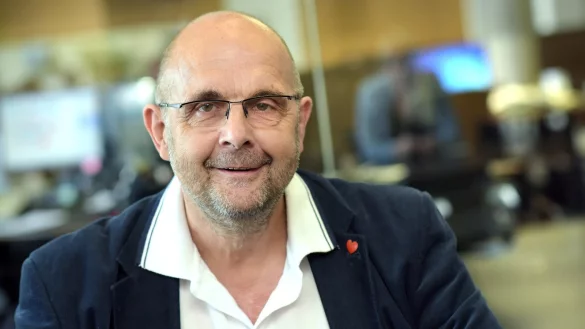 Kl&auml;rt auf: Hubert Knicker lebt seit sieben Jahren mit einem Spenderherz. Das kleine rote Herz an seinem Revers tr&auml;gt der 57-J&auml;hrige immer bei sich. - &copy; Barbara Franke