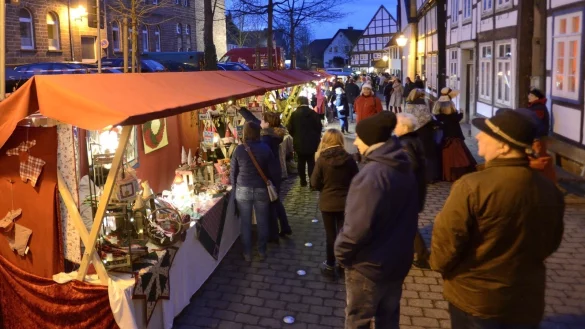 Besucher be&auml;ugen Verkaufsst&auml;nde auf dem Charles-Dickens-Festival. Aber auch der verkaufsoffene Sonntag in der Stadt zieht die Menschen nach Blomberg. - &copy; Archivfoto: Karl-Heinz Krull