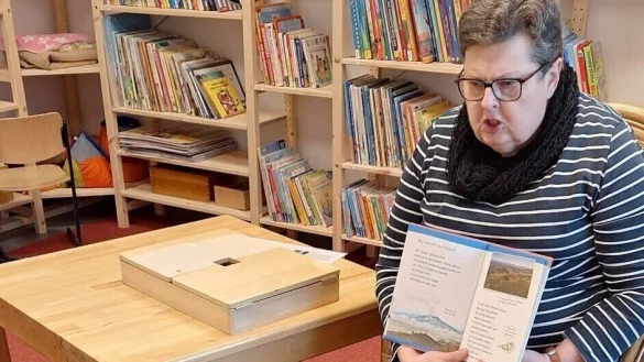 Vorlesepatin Brigitte T&ouml;lle liest den kleinen Zuh&ouml;rern eine spannende Geschichte vor. - &copy; Kindergarten Brake