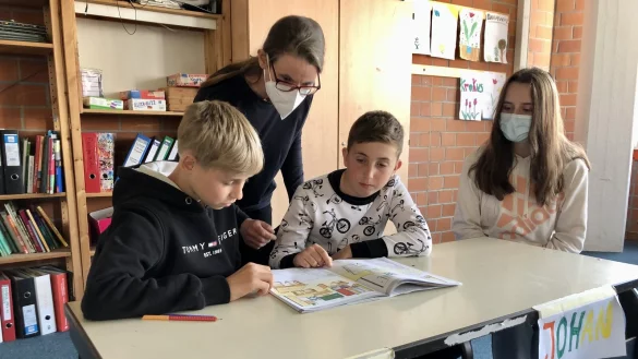 Mateo (von links), Lehrerin Dr. Katja Suren, Johan und Klassenpatin Nicole in einem Klassenraum in der Bad Salzufler Gesamtschule Aspe. - &copy; Sven Kienscherf
