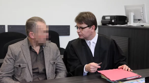 Der Angeklagte mit seinem Anwalt Jann Popkes. - &copy; Bernhard Preu&szlig;