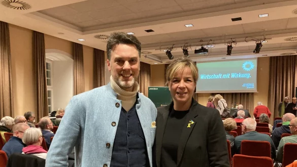 Robin Wagener und Mona Neubaur referieren über Ziele grüner Politik. - © co