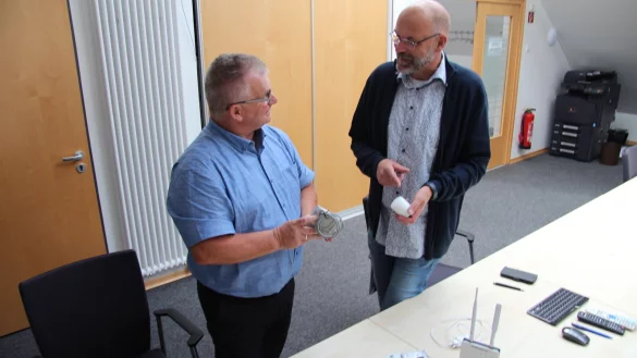 Thomas Hahn (links) von den Stadtwerken Lemgo und Olaf Kapelle von der Gemeinde Kalletal tauschen sich &uuml;ber die Einsatzm&ouml;glichkeiten von Lorawan aus. - &copy; Nadine Uphoff