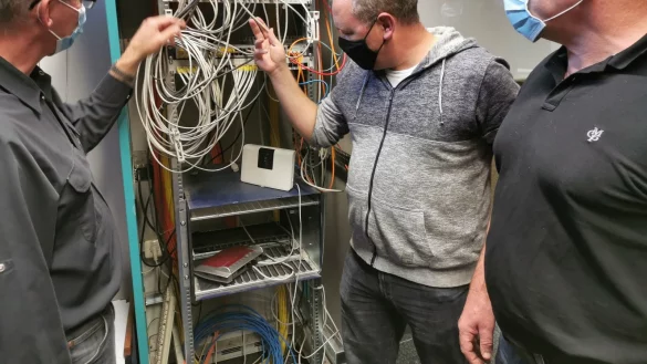 Im bislang einzigen Computerraum der Sekundarschule Nordlippe: (von links) Rainer Jung (Elektrotechnik Schaper und Jung B&ouml;singfeld), Wayne Scourse (Medienbeauftragter Sekundarschule Nordlippe) und Schulleiter Peter Wehrmann. - &copy; Sylvia Frevert