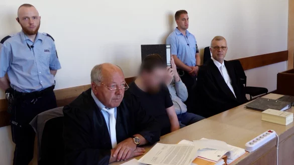 Die Verteidiger Jürgen Bogner und Johannes Salmen (rechts) mit den Angeklagten Mario S. und Andreas V. am dritten Prozesstag.  - © Jannik Stodiek