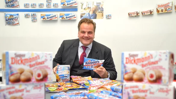 Coup: Axel Oberwelland mit Knoppers-Schokoriegel und anderen süßen Storck-Produkten. - © Nicole Donath