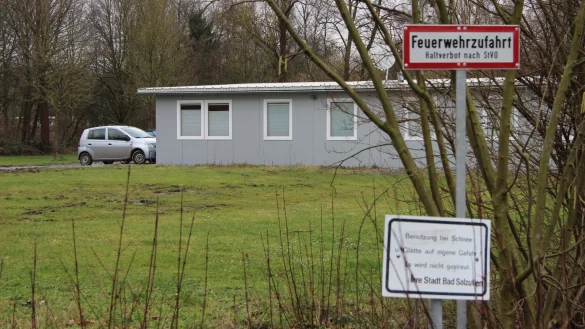 Ausgedient: Die beiden mobilen H&auml;user am Begakamp nehmen rund ein Viertel der Rasenfl&auml;che des Freibad-Parkplatzes in Anspruch. Noch ist allerdings unklar, ob und wann die Geb&auml;ude demontiert werden. - &copy; Katrin Kantelberg