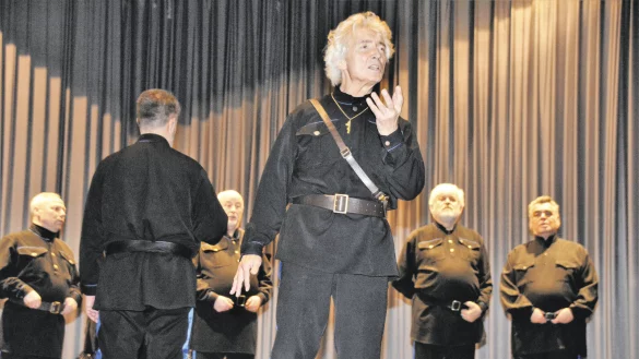 Musikalischer Leiter: Peter Orloff tritt derzeit t&auml;glich mit den Schwarzmeer-Kosaken auf. Beim dritten Auftritt in Oerlinghausen &uuml;bernimmt er zwischendurch auch Soloparts. Im Ged&auml;chtnis bleiben wird dem Publikum aber wohl ein m&auml;nnlicher Sopran und die tiefen B&auml;sse der meisten anderen Kosaken. - &copy; Karin Prignitz