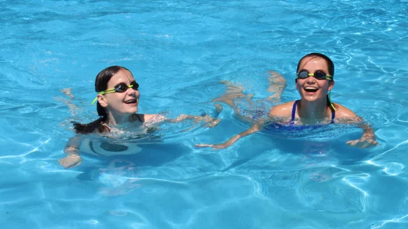 Die Wassernixen Lina und Mirja (von links) sind die ersten G&auml;ste gewesen, die ein Bad in der Pf&uuml;tze genie&szlig;en durften. - &copy; Sandra Castrup (LZ)