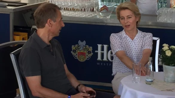 Erst mal ein k&uuml;hles Getr&auml;nk und ein Gespr&auml;ch mit J&uuml;rgen Klinsmann: Ursula von der Leyen ist in Herford eingetroffen. - &copy; Stefan Schelp