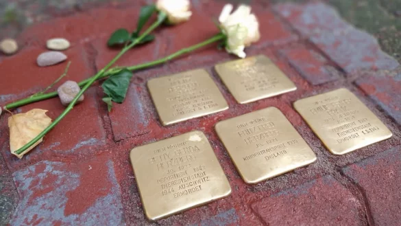 Die fünf Stolpersteine sind inzwischen gereinigt worden. Auf den Platten daneben ist noch die rote Farbe zu sehen. Foto: Yvonne Glandien - © Yvonne Glandien