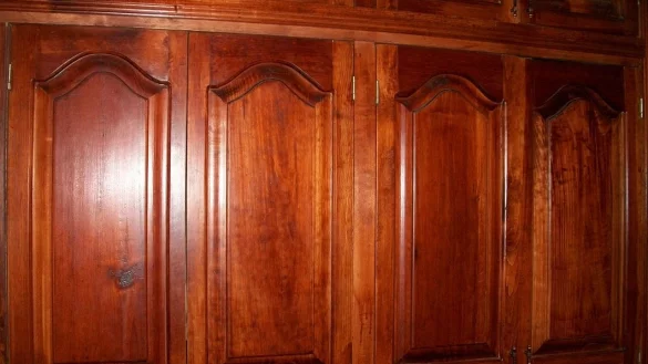 Der Mörder versteckt die Leiche im Kleiderschrank - © Pixabay