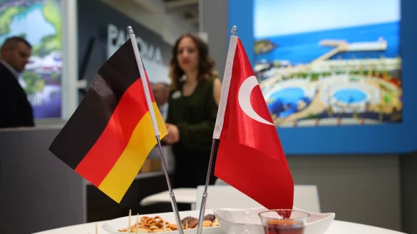 Schwieriges Verh&auml;ltnis: Eine deutsche und eine t&uuml;rkische Flagge auf der Reisemesse ITB am Stand der T&uuml;rkei. - &copy; Michael Kappeler/dpa