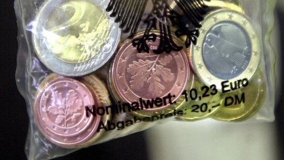 Das Starter-Kit: Wer sich fr&uuml;hzeitig auf die Euro-Einf&uuml;hrung vorbereiten wollte, konnte bereits ab dem 17. Dezember 2001 ein erstes Set mit Euro-M&uuml;nzen kaufen. F&uuml;r 20 DM gab es umgerechnet 10,23 Euro. Bezahlt werden konnte damit ab dem 1. Januar 2002. - &copy; dpa/Stephanie Pilick