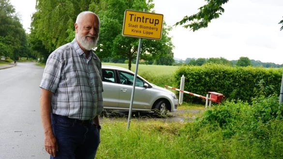 Die Spurensuche f&uuml;hrt den Vorsitzenden des Volksbundes Deutsche Kriegsgr&auml;bderf&uuml;rsorge in Bad Pyrmont, Helmut Eichmann, nach Tintrup. Hier sollen 1945 drei sowjetische Kriegsgefangene von SS-Soldaten erschossen worden sein.&nbsp; - &copy; Michaela Wei&szlig;e